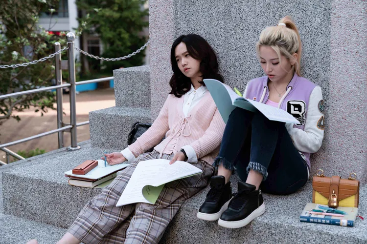 嚴正嵐（左）與蔡瑞雪劇中在法律學分班結識後成了好閨密。風起娛樂提供