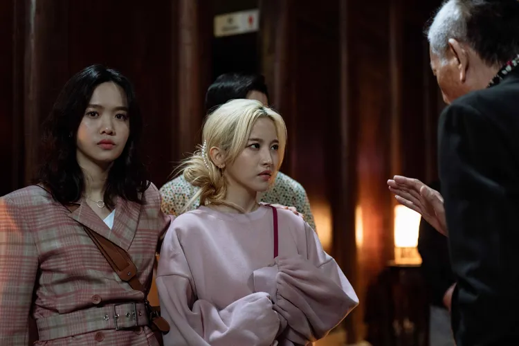 《地獄里長》嚴正嵐（左）劇中陪伴蔡瑞雪（中）來找議長龍劭華理論。風起娛樂提供