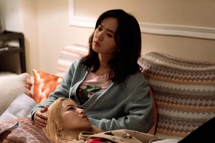 嚴正嵐（後）劇中心疼蔡瑞雪受到嚴重打擊，一路陪伴照顧她。風起娛樂提供