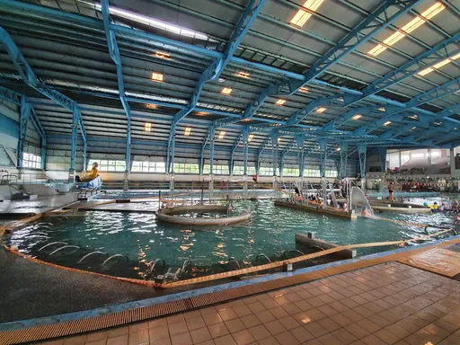 游泳池屋頂破洞成瀑布奇觀!「天然ㄟSPA!」 泳客傻眼是父親節大禮?