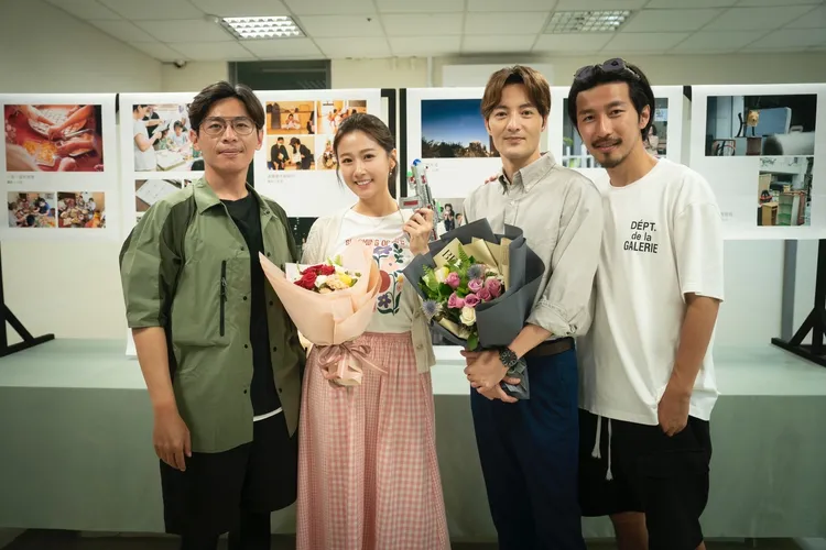 方志友（左二）和古斌（右二）在劇中有不少耐人尋味的互動，導演姜瑞智（左）、曾大衡（右）齊慶祝兩人殺青。瀚草文創提供