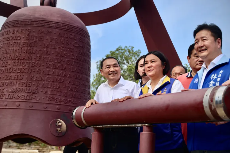 侯友宜參訪金門敲響和平鐘。林林攝