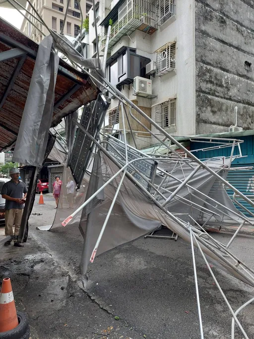 新莊24樓建案鷹架倒塌損鄰 工務局勒令停工改善
