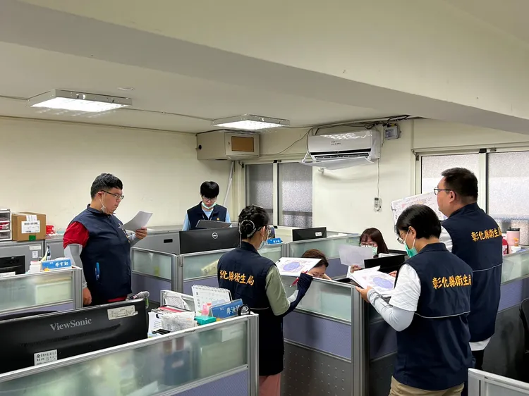 彰化縣衛生局人員針對個案進行疫調。縣府提供