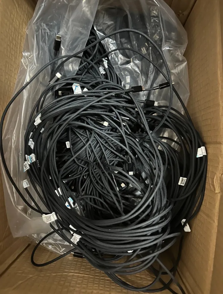 蘋果產品收藏家Kosutami曝光用於 iPhone 15 Pro的黑色USB-C數據線。翻攝自推特