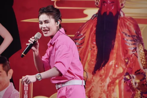 朱海君芭比装庙会献唱这首歌吐心声！避媒体躲1小时低调闪人