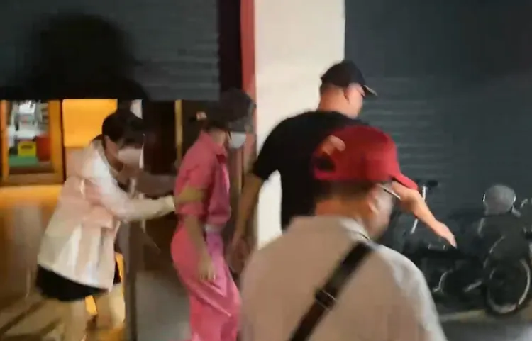 朱海君快步離開。讀者提供