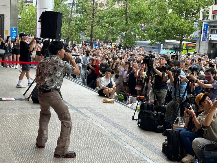 婁峻碩舉辦簽票會，吸引上千粉絲到場。林丞偉攝
