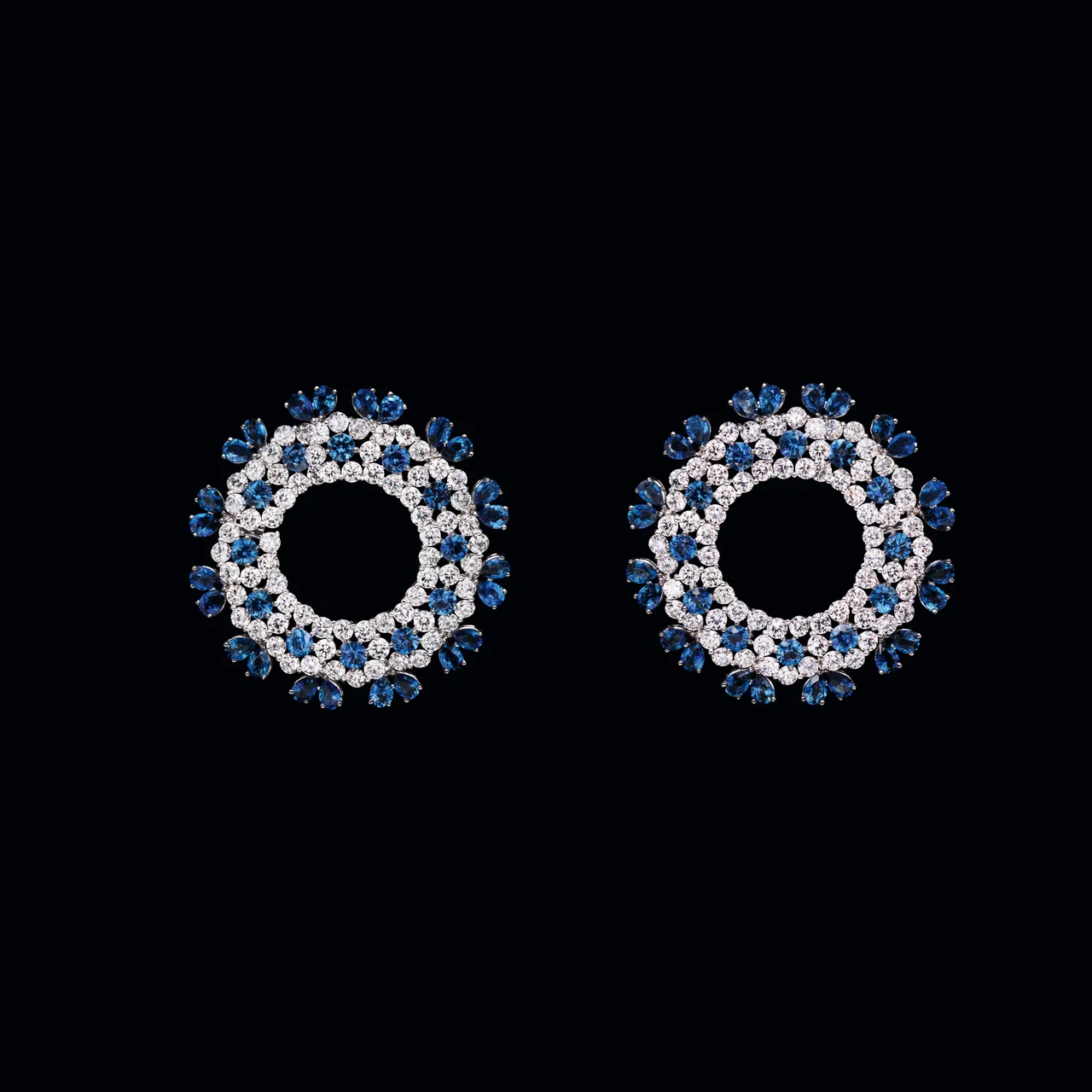 Galon Fleuri藍寶鑽石耳環（18K白金、鑽石、藍寶石），約1500萬元。品牌提供