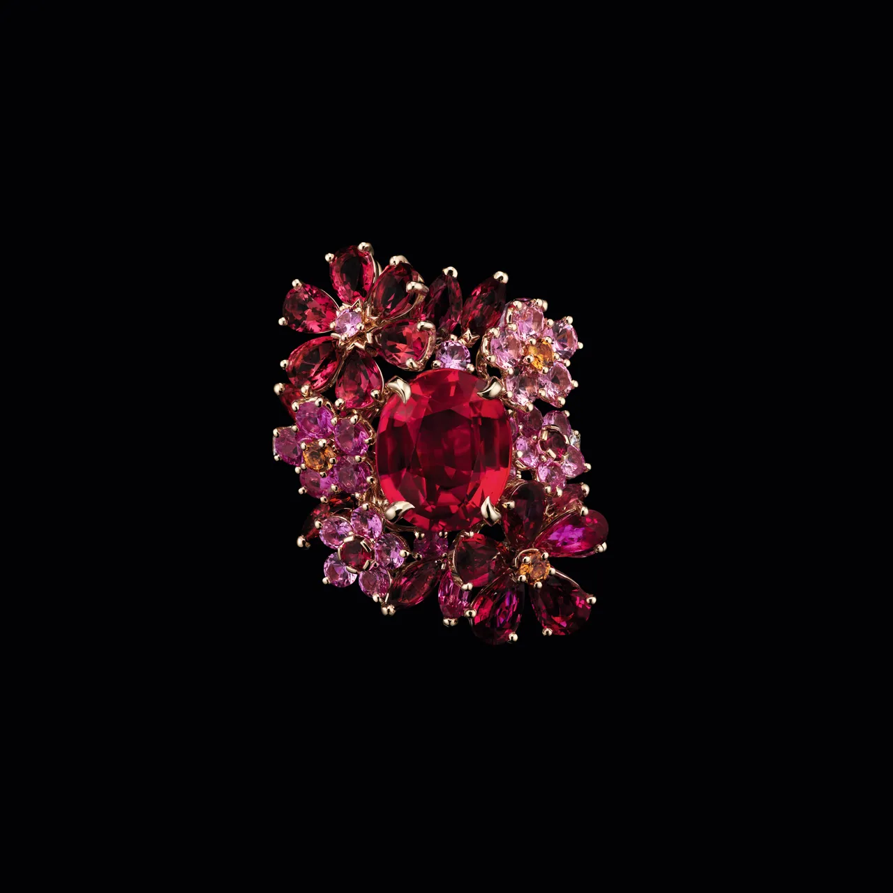 Buisson Couture紅寶戒指（玫瑰金、紅寶主石6克拉，粉紅剛玉、紅色、粉紅尖晶石、錳鋁石榴石），約7200萬元。品牌提供