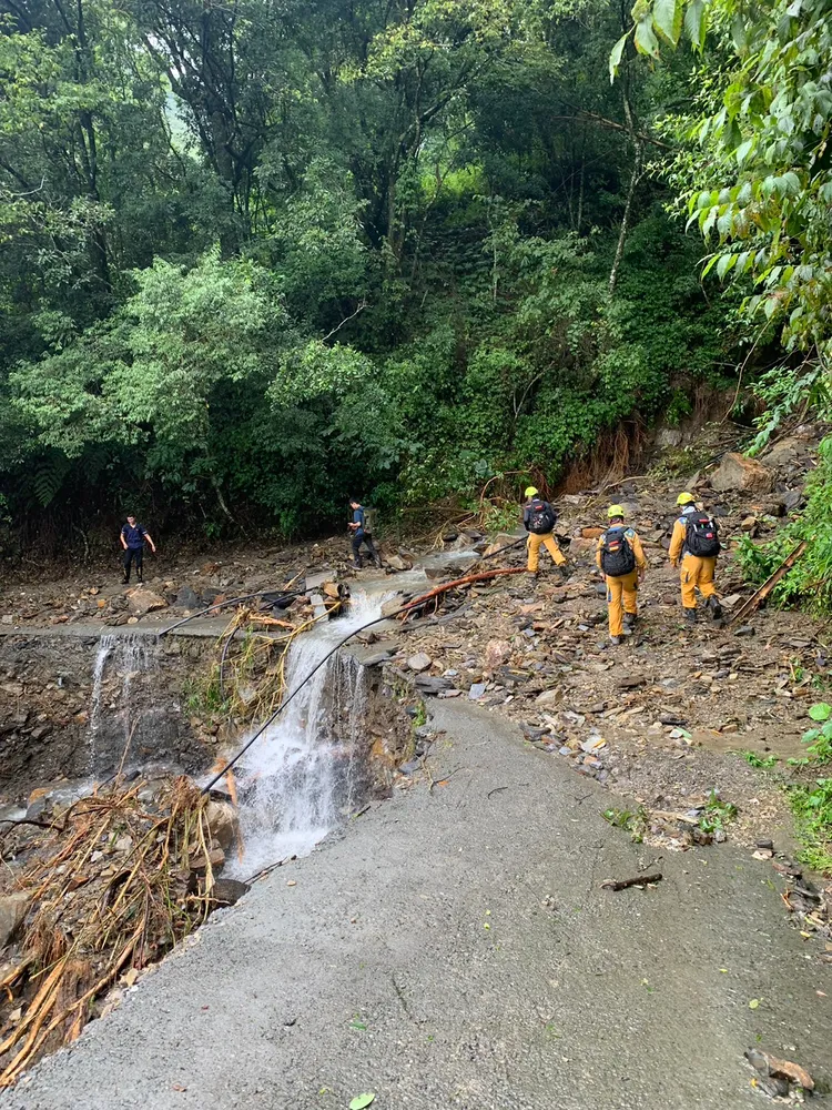 先遣部隊到達下游區疑似失蹤者被沖走的地點，準備分組以徒步的方式進行搜索。台中市消防局提供