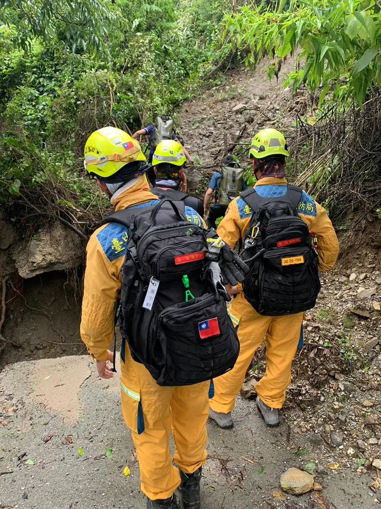 台中市消防局深入災區搜救失聯民眾。台中市消防局提供