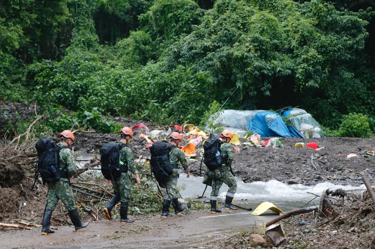 軍方人員深入災區搜救失聯民眾。軍方提供