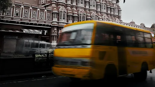 暈車探頭到窗外嘔吐 20歲女乘客「被大車撞爆頭」瞬間斃命