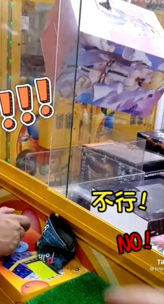 夾到的公仔意外又歸回原位。TikTok@papa110110 提供