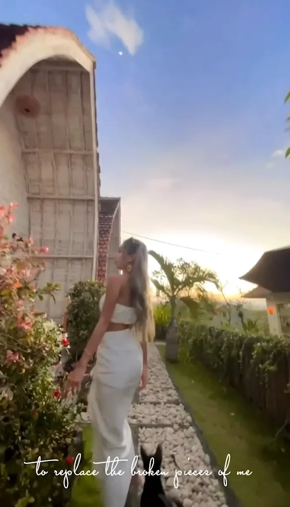 長髮美女拍照，小黑狗也想入鏡頭湊熱鬧。IG@jennifer_suicide.j 提供