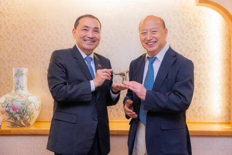 侯友宜準備一尊小銅雕委由王貞治秘書代收，它刻劃第一代嘉農棒球隊王牌投手。翻攝侯友宜臉書