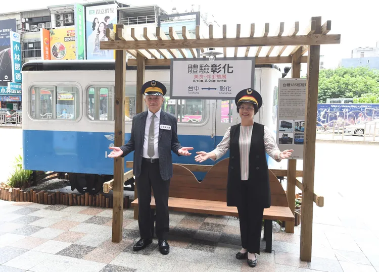 中友1F廣場特別設置復古可愛的1:1「台鐵135巡道車」供消費者拍照。縣府提供