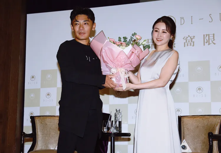 麻衣（右）和品牌社長稻冨幹也一同出席活動。彭欣偉攝