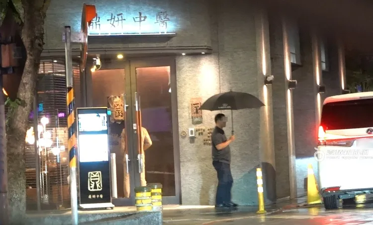 蕭敬騰與未婚妻Summer，帶著毛小孩一起去看中醫，專屬座駕在外待命。特勤中心攝