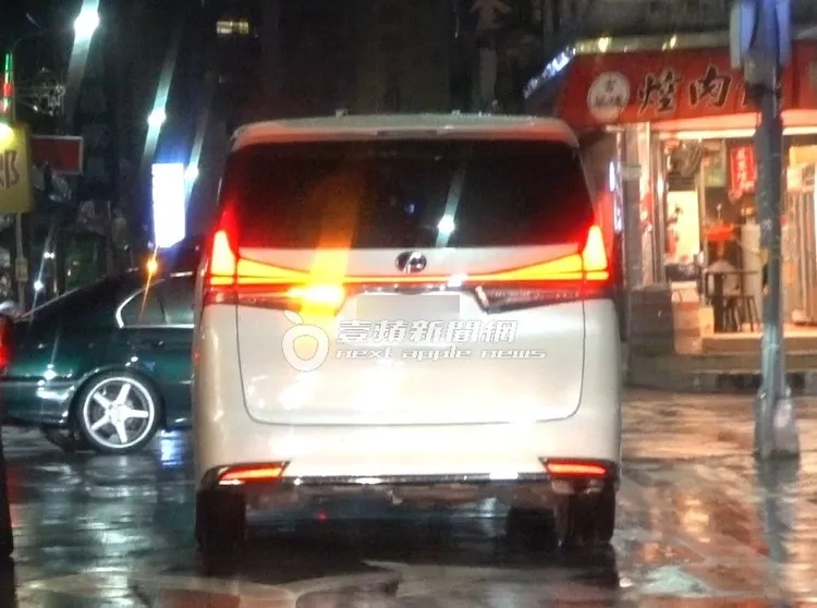 蕭敬騰價值520萬的凌志LM300h愛的專車，選用未婚妻的生日車牌。特勤中心攝