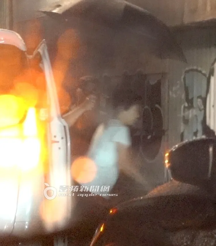 蕭敬騰未婚妻Summer，快步下車躲雨，走到高檔日本料理餐廳門口等未婚夫。特勤中心攝