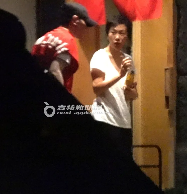 蕭敬騰（左）與未婚妻Summer，搭愛的生日車，移動到高檔日料餐廳共進晚餐約會。特勤中心攝