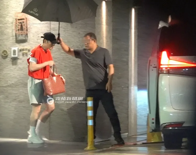 蕭敬騰（左）用手護著愛犬，直奔保母車。特勤中心攝