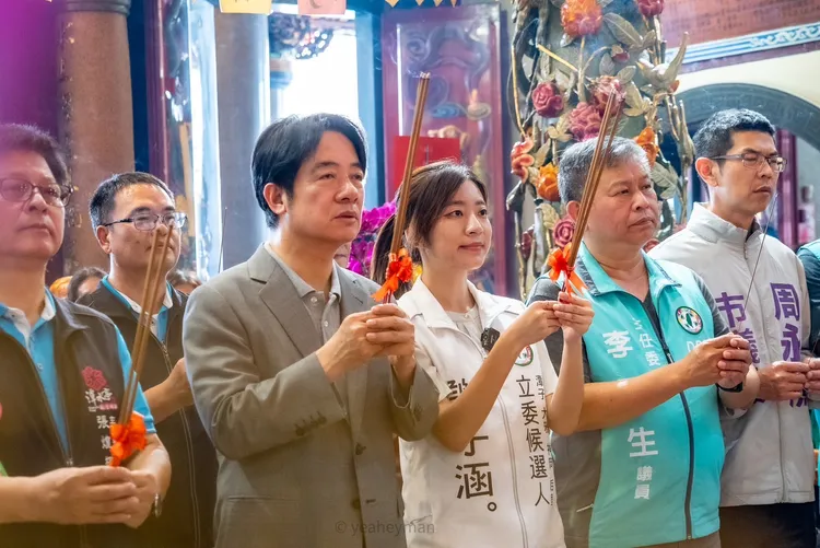 賴清德陪同謝子涵到潭子潭水亭參拜。謝子涵競總提供