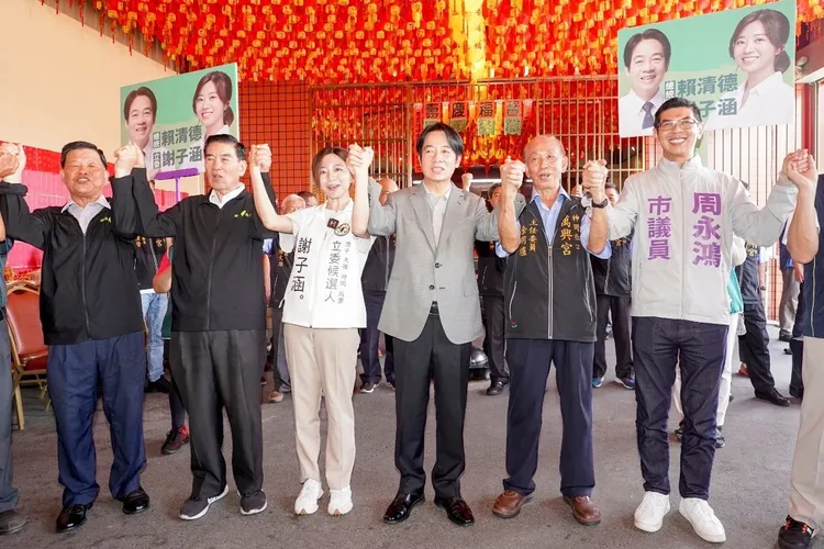 賴清德、謝子涵在神岡萬興宮手拉手高喊「凍蒜」。謝子涵競總提供