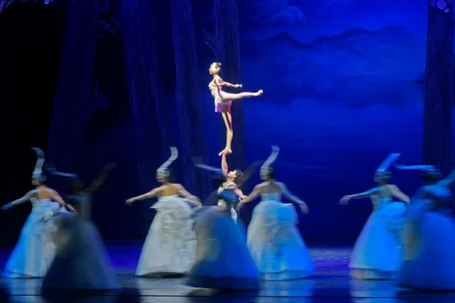 這款《天鵝湖》跳芭蕾也耍雜技 新加坡上演