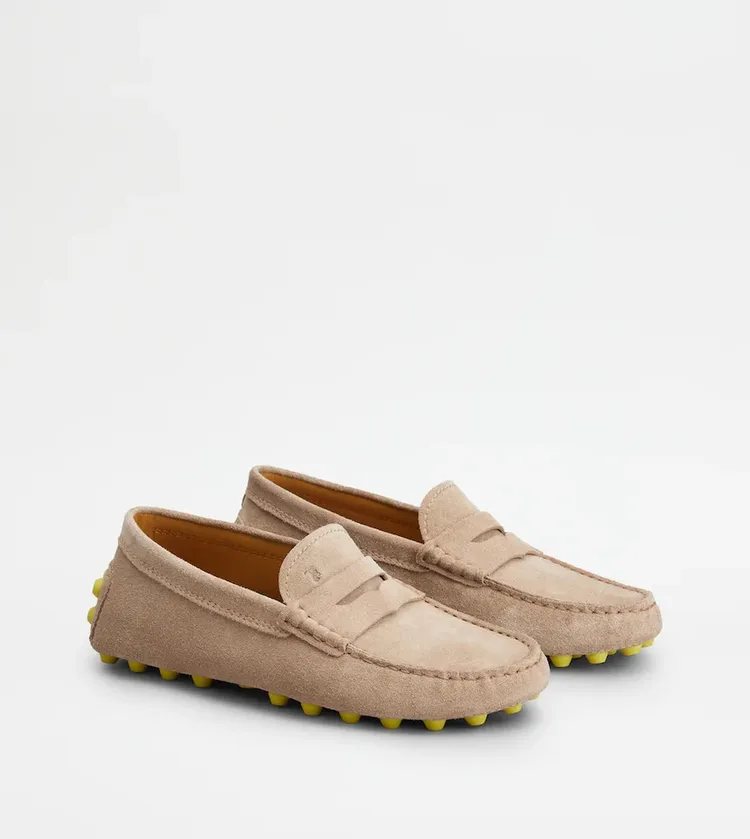 TOD'S粉裸色豆豆鞋，2萬6500元。品牌提供