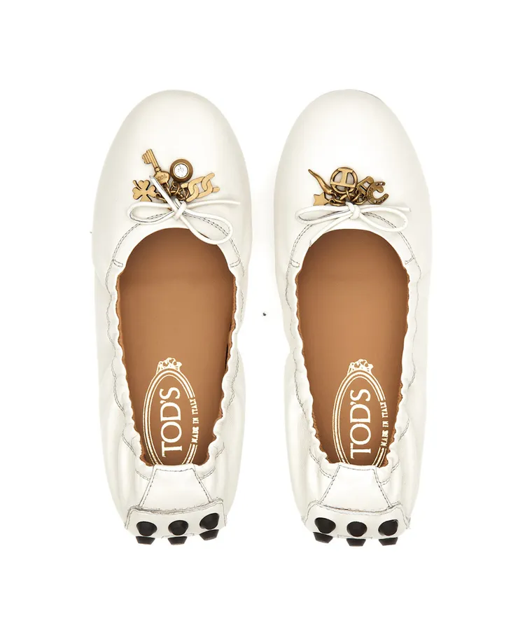 TOD'S白色金屬吊飾豆豆芭蕾舞鞋，2萬8900元。品牌提供