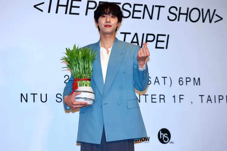 安孝燮抱著開運竹，比出愛心。彭欣偉攝