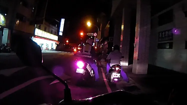 警方見洪男騎車搖晃將其攔下盤查。警方提供