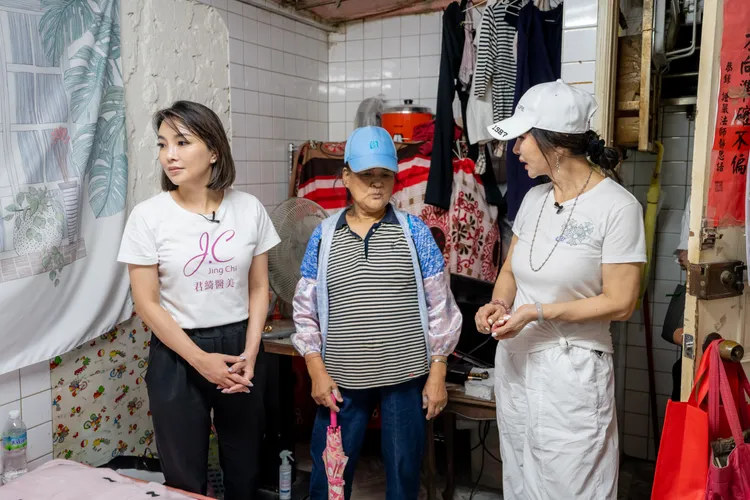 陳美鳳（右）和獨居長輩聊天。台灣優質生命協會提供