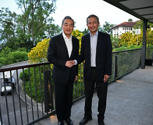 王毅見新加坡外長維文　下個動作火速摘領帶