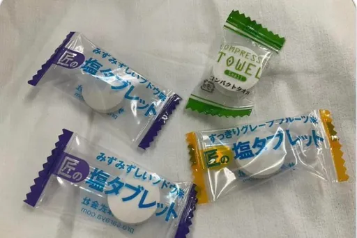 朋友送的糖果「越含越大」!他吐出一看嚇傻:差點就噎死了