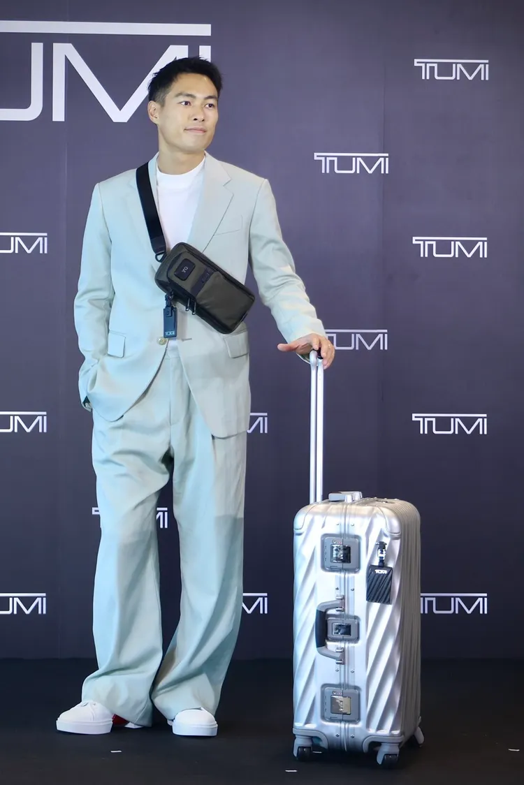 楊祐寧拖著行李箱一樣有型。林林攝