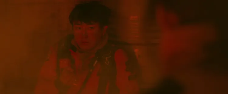 孫浩俊為了留下引爆火災的證據，死前吞下蠟燭。翻攝Disney+