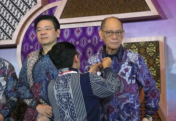 新加坡副總理兼財政部長黃循財（左），25日於印尼雅加達參加東協財長及央行行長會議，右為菲律賓財長迪科諾。美聯社