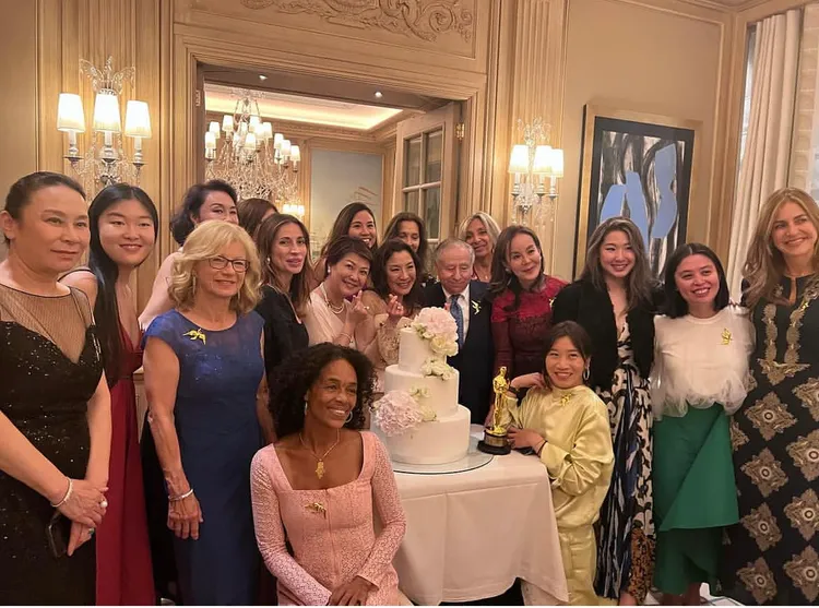 楊紫瓊、尚陶德開心與朋友合照。翻攝楊紫瓊IG