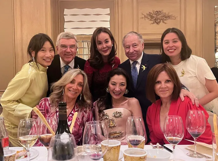 楊紫瓊（前排中）和尚陶德（後排右二）低調邀請好友到日內瓦聚會。翻攝楊紫瓊IG