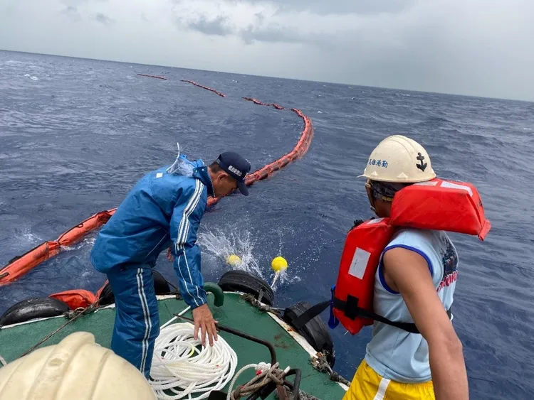 港務公司代船東於沈船處佈設攔油索。海保署提供