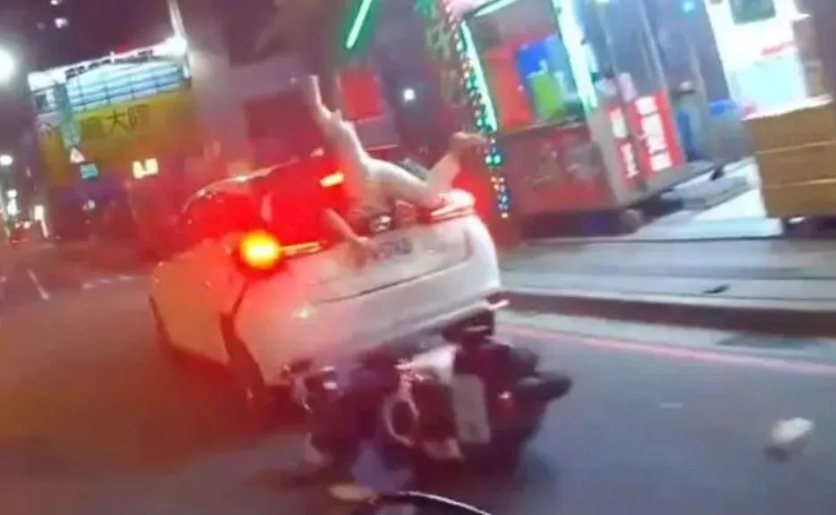 機車女騎士迎頭撞破違停車後窗,倒栽蔥插進車內。翻攝自社會事新聞影音