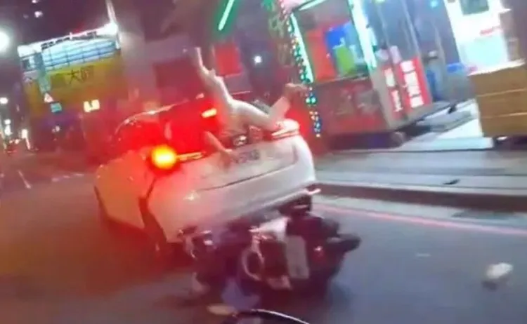 機車女騎士迎頭撞破違停車後窗，倒栽蔥插進車內。翻攝自社會事新聞影音