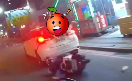 三寶對決!妙齡女騎士撞破車窗「插進汽車」 骨折全身傷