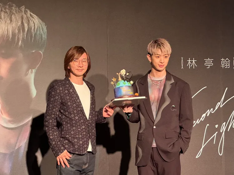 林亭翰送老爸林隆璇父親節蛋糕。林丞偉攝