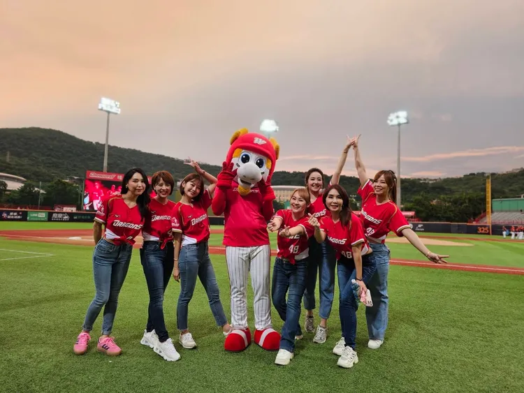 主播群藉著開球為iNEWS定頻48台宣傳。三立提供