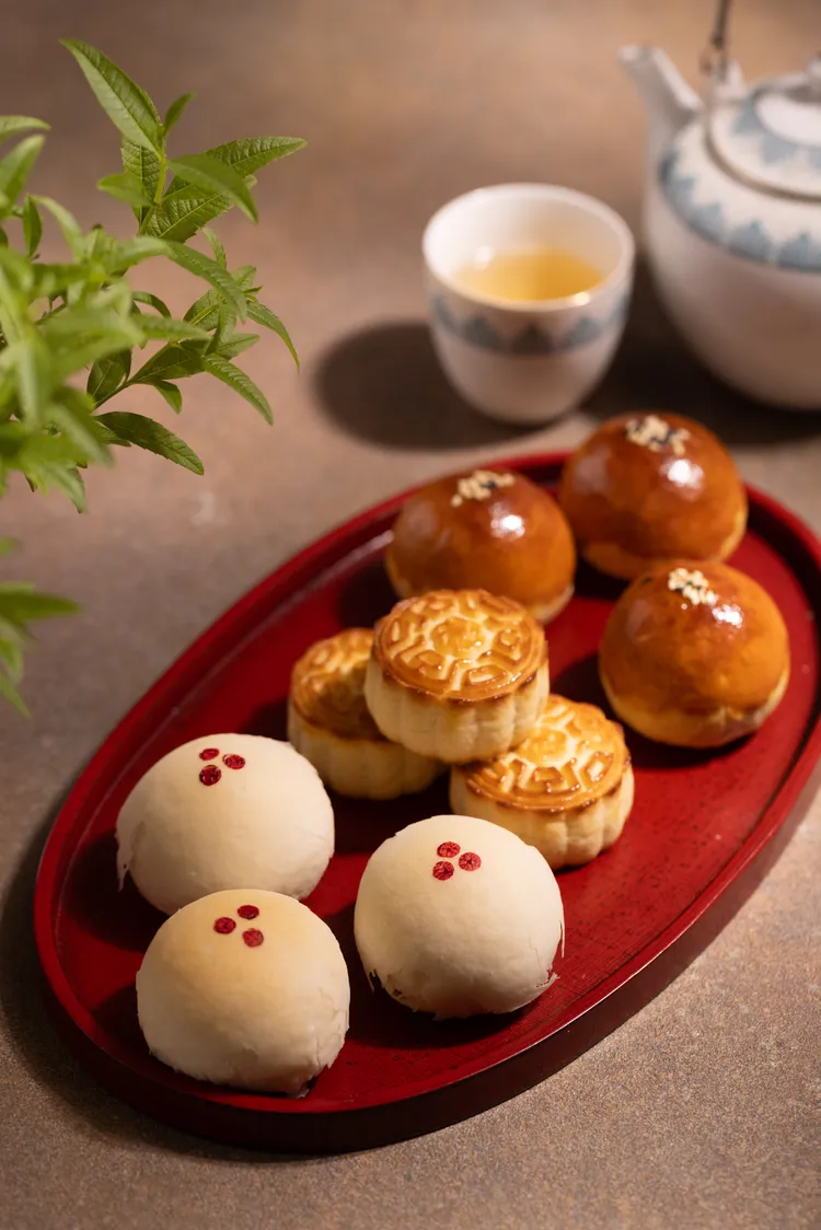 月光寶盒2.0 中和三盆蛋黃酥的鹹甜韻味、古早味滷肉豆椪的鮮香和奶香四溢卻不膩的奶皇酥，豐潤爽口一次嚐盡，老少皆宜。後媽家Home Mom Bakery提供